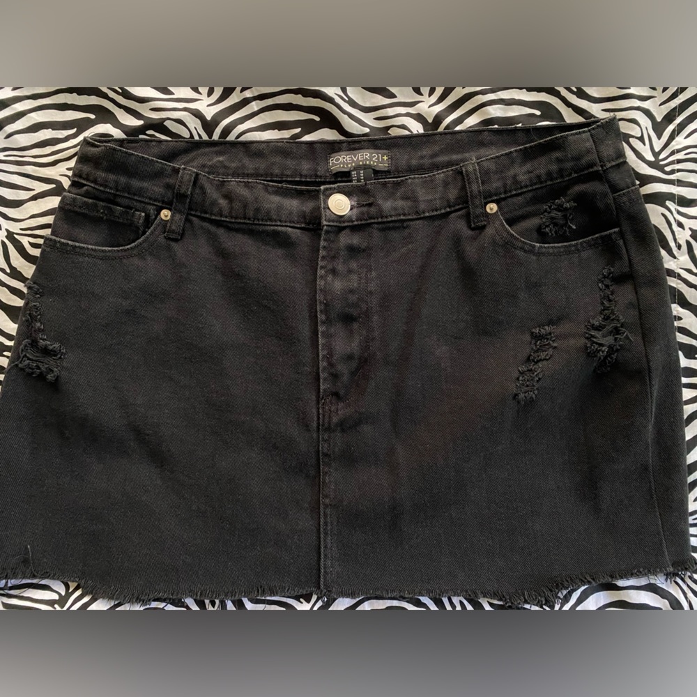 FOREVER 21 Altered & Distressed black short denim skirt with raw hem size 16